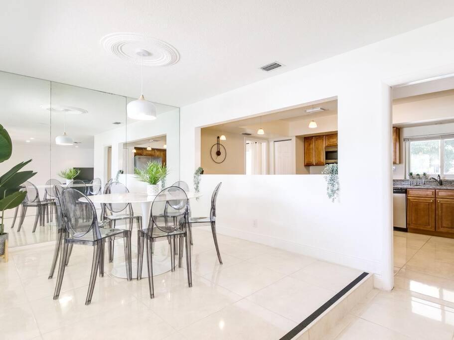 Modern Spacious 5-Bedroom Home With Pool Hollywood Bagian luar foto