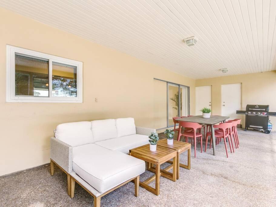 Modern Spacious 5-Bedroom Home With Pool Hollywood Bagian luar foto