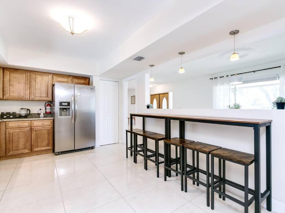 Modern Spacious 5-Bedroom Home With Pool Hollywood Bagian luar foto