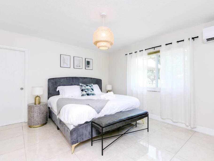 Modern Spacious 5-Bedroom Home With Pool Hollywood Bagian luar foto