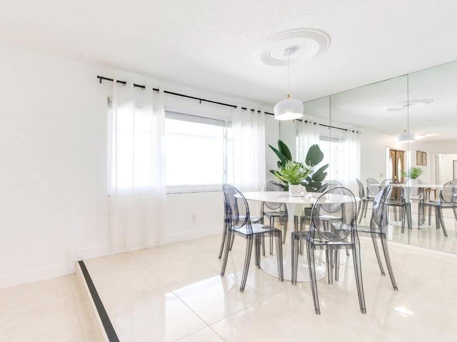 Modern Spacious 5-Bedroom Home With Pool Hollywood Bagian luar foto